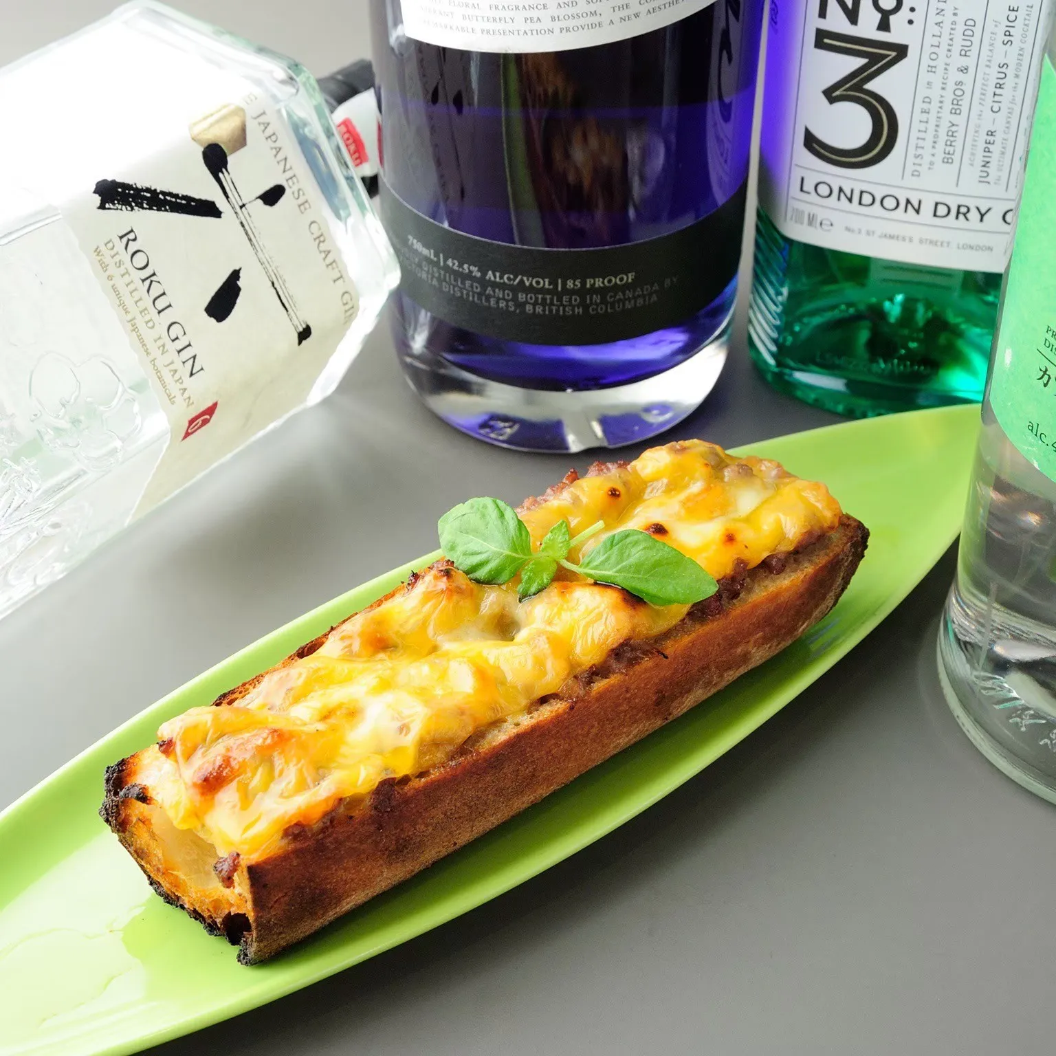 クラフトジンと鴨料理。