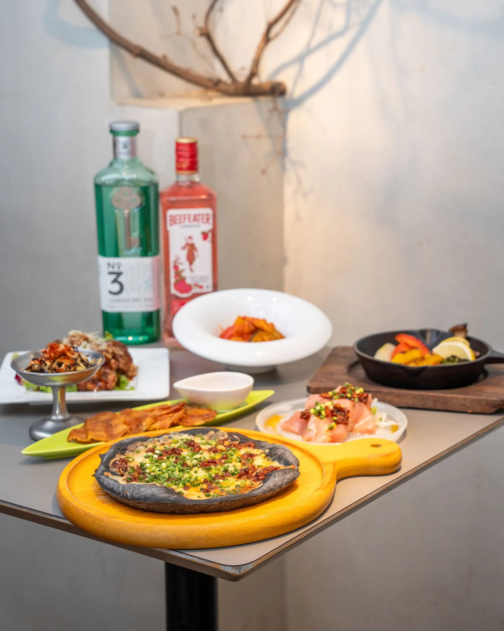 鴨料理とクラフトジン。